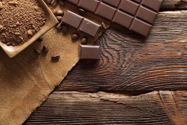 Chocolate negro, cacao y granos de café —  Fotos de Stock