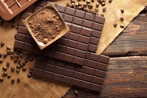 Chocolate, cacao y granos de café sobre fondo de madera y papel —  Fotos de Stock