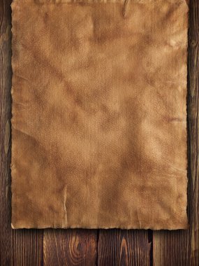 Ahşap duvar arka plan üzerinde buruşuk kağıt levha