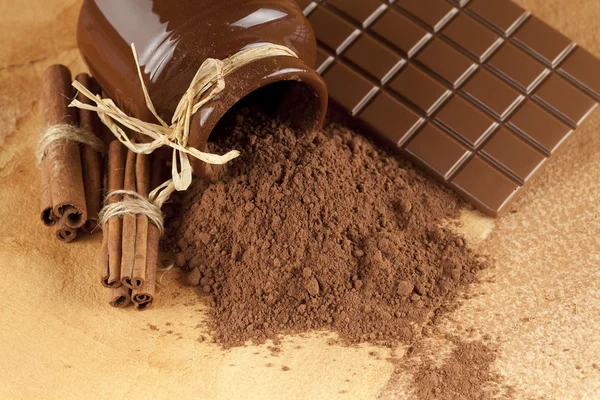 Caramelle fatte in casa cioccolato, cacao e cannella bastoncini su carta b — Foto Stock