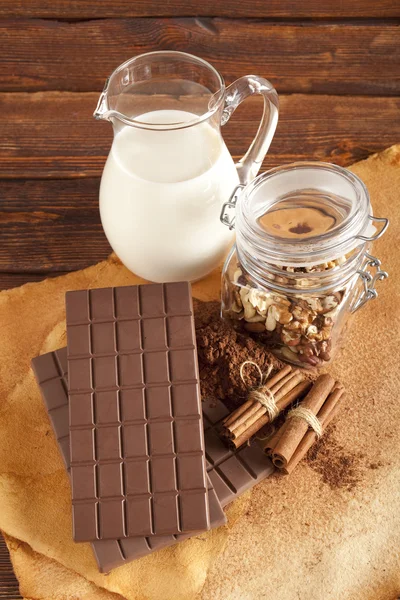 Chocolate caseiro e ingredientes alimentares — Fotografia de Stock