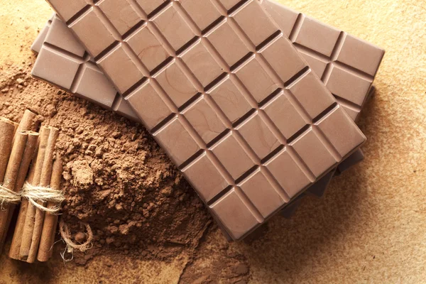 Barras de chocolate, palitos de cacao y canela —  Fotos de Stock