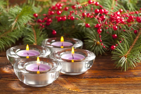 Candele e ramo dell'albero di Natale — Foto Stock