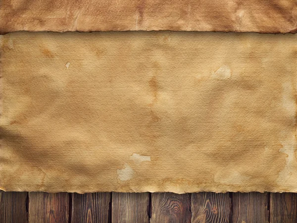 Ahşap duvar arka plan üzerinde buruşuk kağıt levha