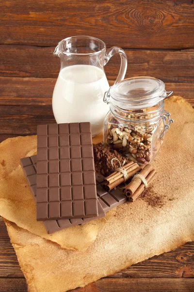 Chocolate caseiro e ingredientes alimentares — Fotografia de Stock