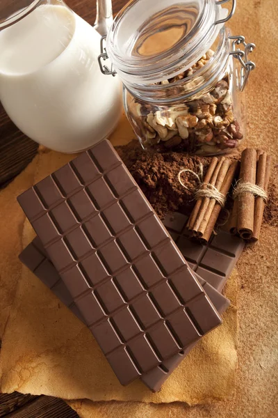 Chocolate, cacau, nozes e leite — Fotografia de Stock