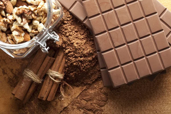 Čokoládové tyčinky, smíšený ořechy, kakaem a skořicí hole — Stock fotografie