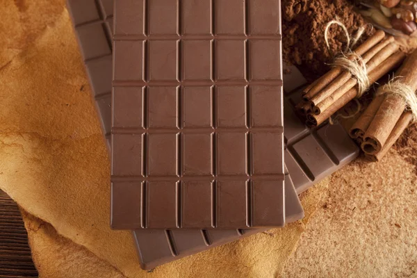 Chocolate ao leite, cacau e canela — Fotografia de Stock