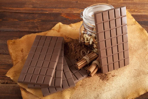 Chocolate, cacao, nueces y canela —  Fotos de Stock