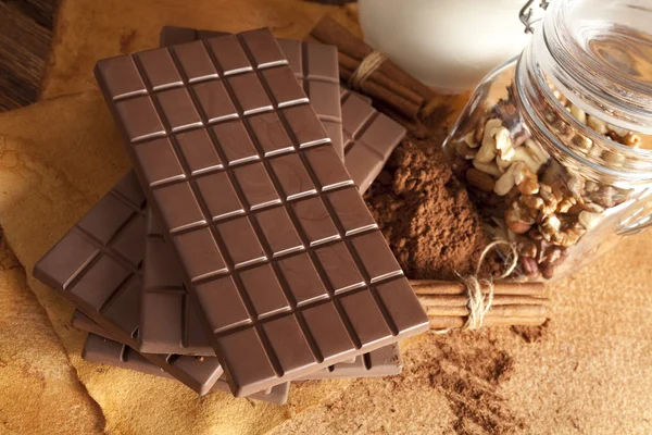 Barras de chocolate, nueces, canela, cacao y leche —  Fotos de Stock
