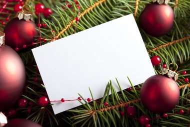 Noel arka plan - baubles ve dalı kartında boş kağıt