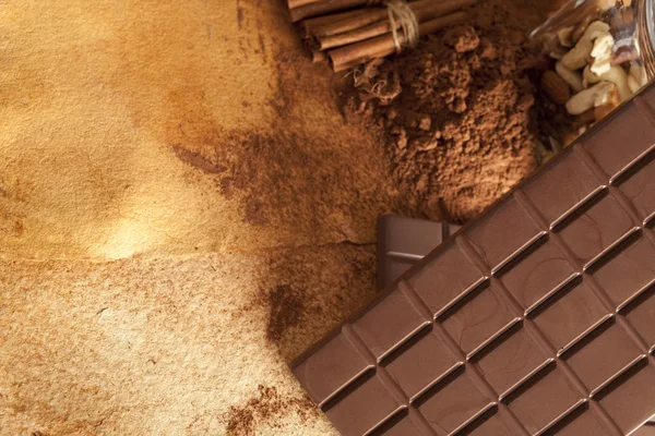 Čokoládové tyčinky, tyčinky skořice, kakao a ořechy — Stock fotografie