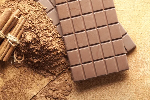 Barras de chocolate, palitos de cacao y canela —  Fotos de Stock