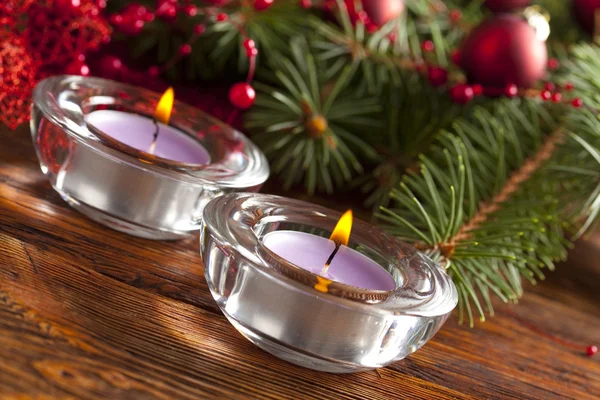 Svíčky a vánoční ozdoby na větvi smrkových stromu — Stock fotografie