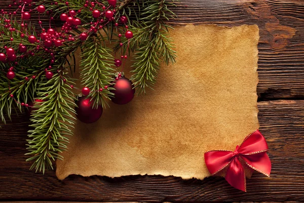 クリスマスの背景 - 空白の紙のシートとクリスマス ツリー — ストック写真