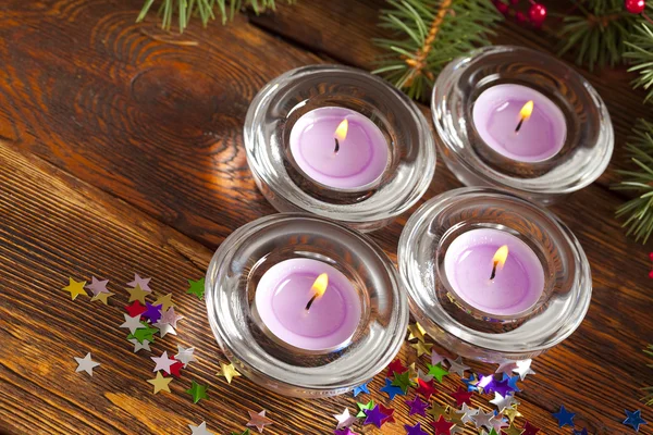 Різдвяні вогні - свічки та гілка ялинки — стокове фото