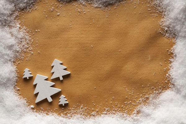 Fundo de Natal - folha de papel artesanal, árvores e neve — Fotografia de Stock