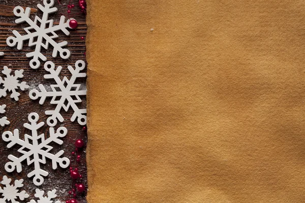 Sfondo di Natale - foglio di carta bianco fatto a mano e fiocchi di neve — Foto Stock