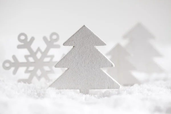 Рождественские елки и снежинки на снегу и белом фоне — стоковое фото