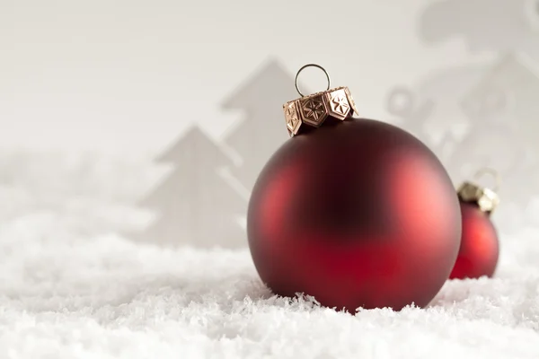 Boules de Noël sur neige — Photo