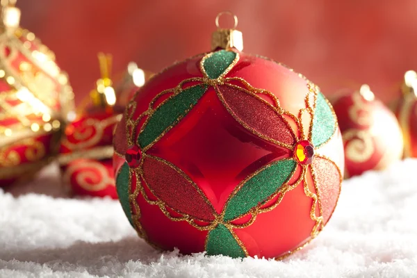 Ornament kerstballen op rode achtergrond — Stockfoto