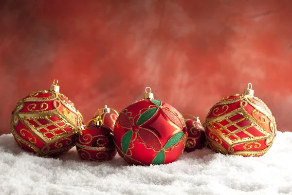 Ornament Christmas bombki na czerwonym tle — Zdjęcie stockowe