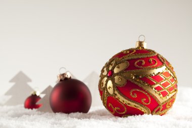 Beyaz zemin üzerinde üç Noel baubles