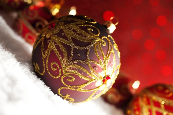 Ornament Christmas bombki na czerwonym tle — Zdjęcie stockowe