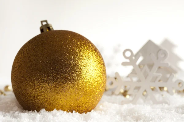 雪のゴールド クリスマス安物の宝石 — ストック写真