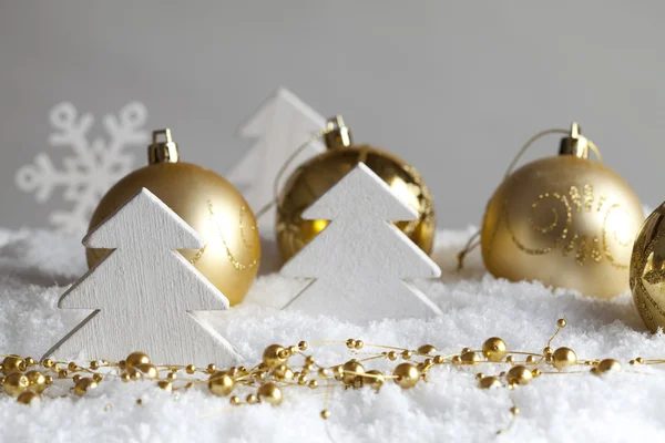 A karácsonyfák és a hó baubles — Stock Fotó