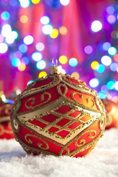 Ornament Christbaumkugel auf farbigem hellen Hintergrund — Stockfoto