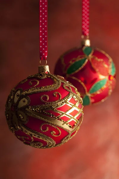 Boules de Noël sur fond rouge — Photo