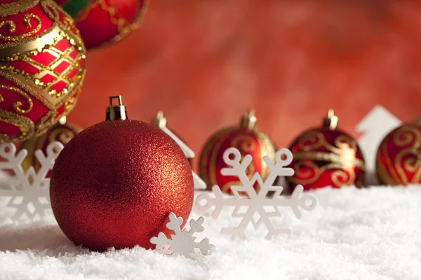 Karácsonyi baubles és dekorációk a hó — Stock Fotó
