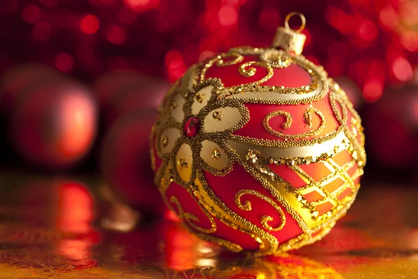 Kerstballen op rode achtergrond — Stockfoto