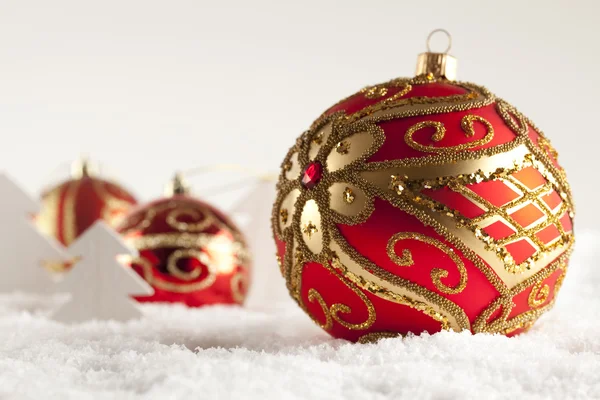 Boules de Noël sur fond blanc — Photo