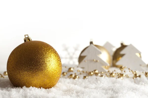 Boules de Noël sur neige — Photo