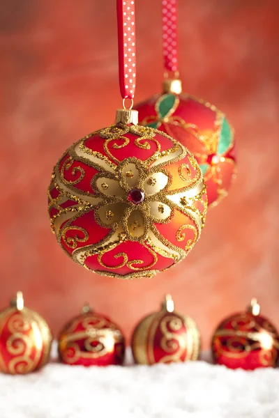 Kerstballen op rode achtergrond — Stockfoto