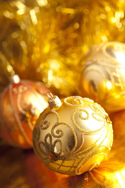 Boules de Noël sur fond brillant — Photo