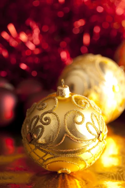 Arka plan parlayan üzerinde Noel baubles — Stok fotoğraf