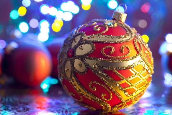 Ornament Kerstbal op achtergrond verlichting — Stockfoto