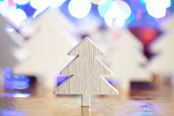 Aydınlatma arka plan üzerinde ahşap Noel ağacı — Stok fotoğraf