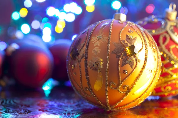 Christbaumkugeln auf beleuchtetem Hintergrund — Stockfoto