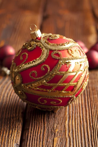 Kerstballen op houten achtergrond — Stockfoto