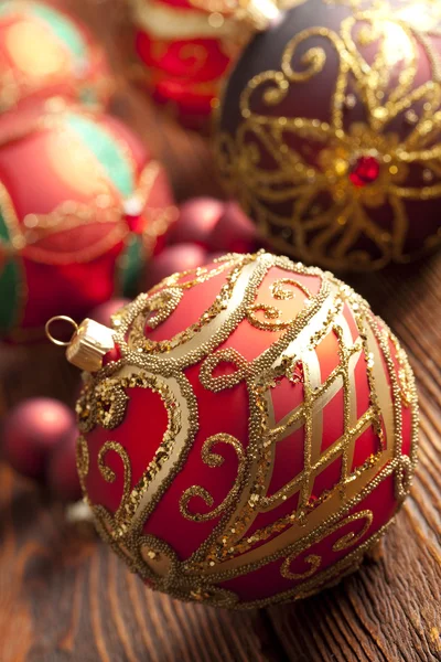 Natal bugigangas em fundo de madeira — Fotografia de Stock