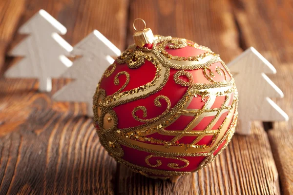Рождественские безделушки и елки на деревянном фоне — стоковое фото