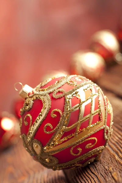 Baubles di Natale su sfondo di legno — Foto Stock