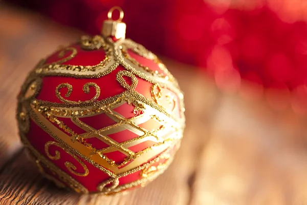 Natal bugiganga no fundo de madeira e vermelho — Fotografia de Stock