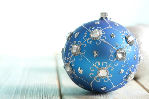 木製の背景にクリスマスのバブル — ストック写真