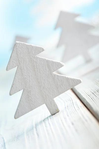 Різдвяні ялинки на дерев'яному та синьому фоні — стокове фото