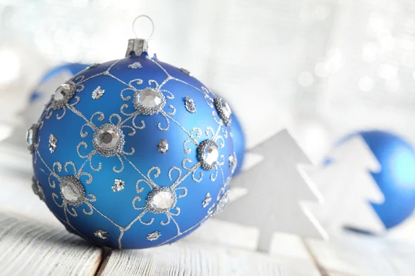 Boule de Noël bleue sur fond blanc — Photo